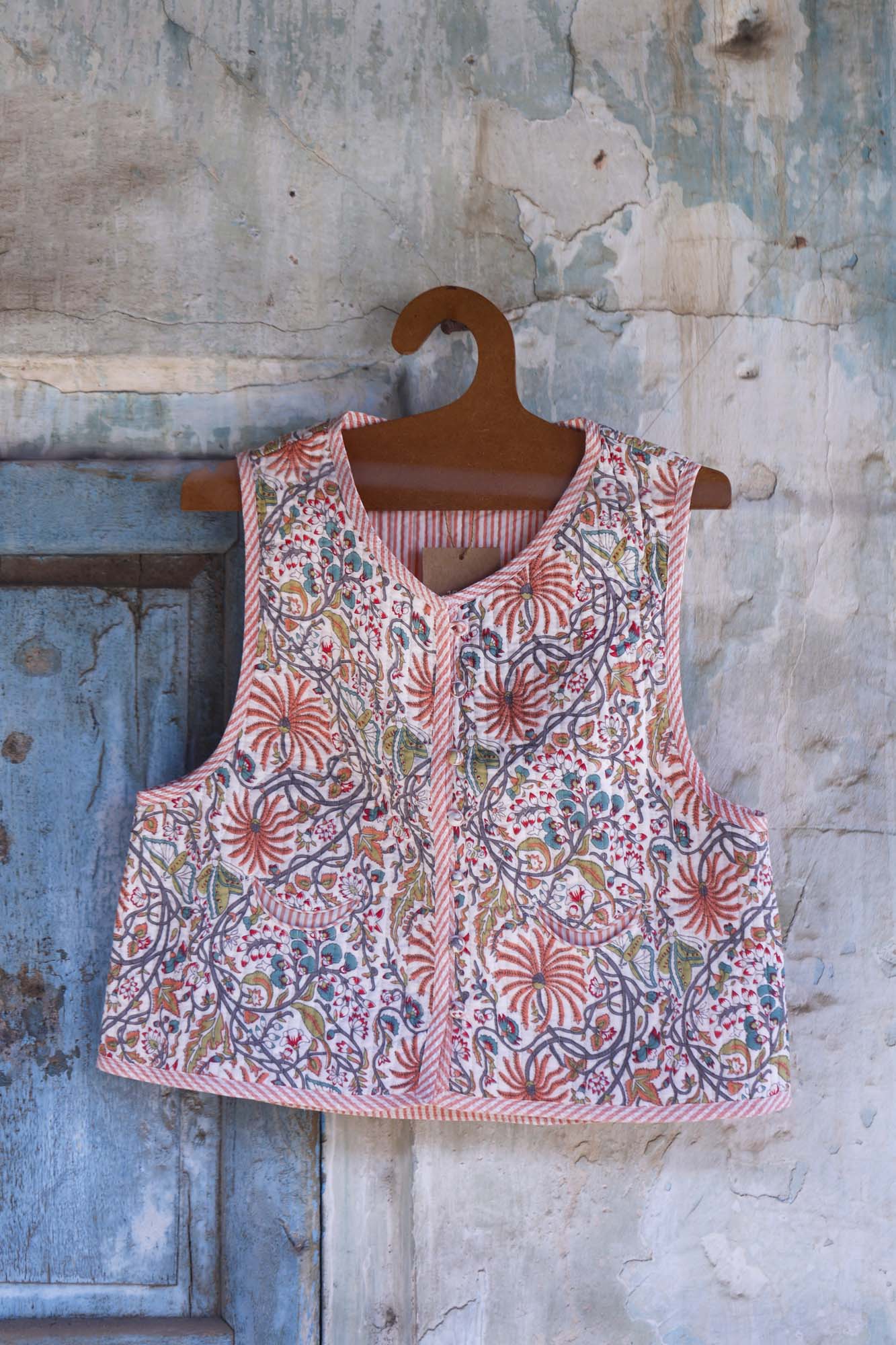 Peach Jaal Sleeveles Vest