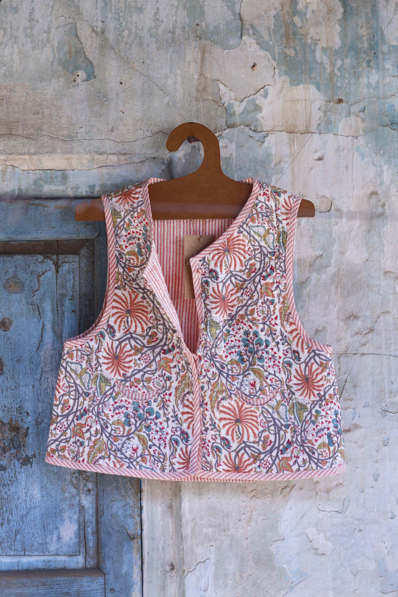 Peach Jaal Sleeveles Vest