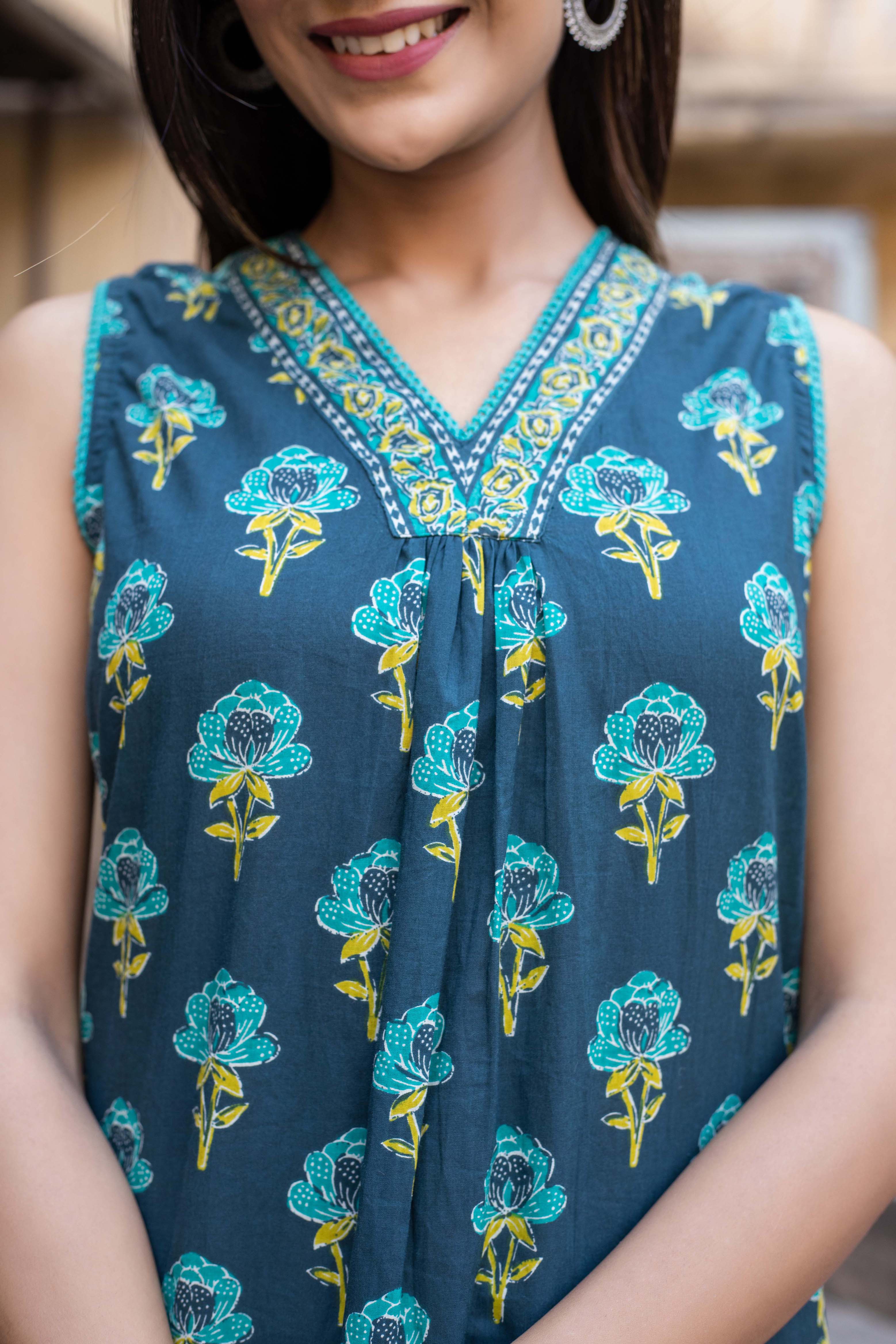 Women Green Floral Sleeveles Dress